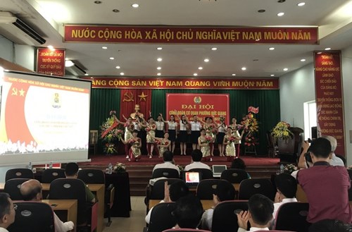 Đội văn nghệ trường mầm non Hoa Sen biểu diễn tại Đại hội công đoàn phường Đức Giang